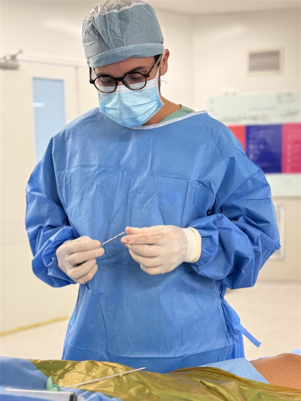 Dr. Gabriel Melo, médico ortopedista, durante procedimento cirúrgico