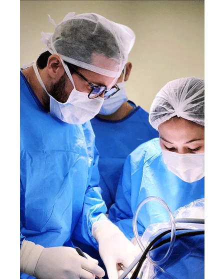 Dr. Gabriel Melo em cirurgia